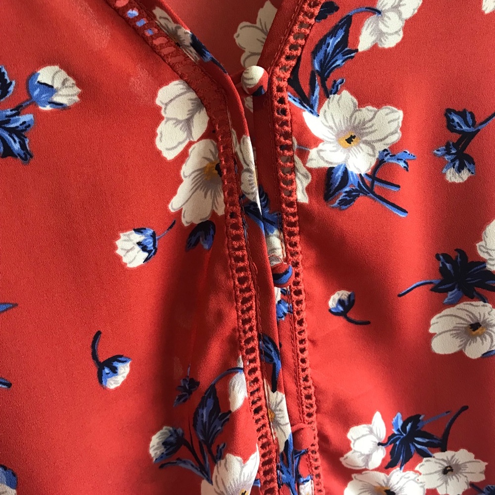 🌺Embroidered Blouse - Picture 2 of 5